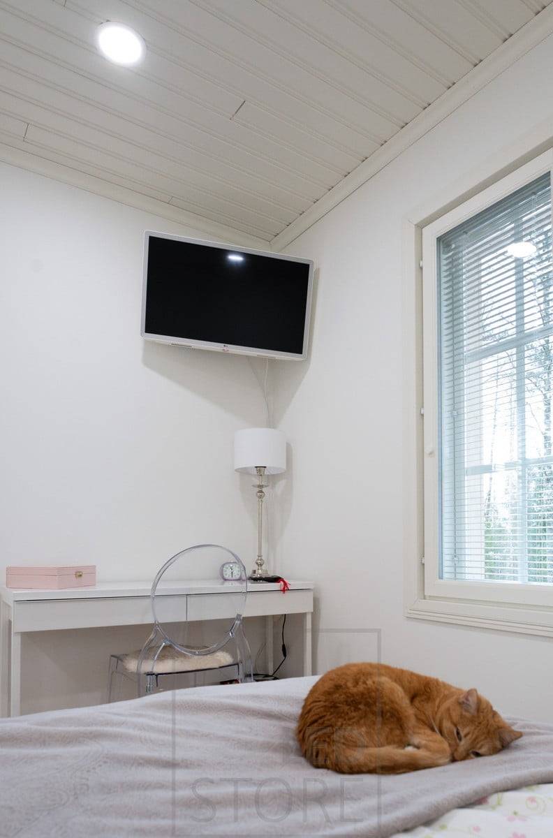 Kulatý led panel osvětlující příjemné celkové osvětlení v ložnici. Ledstore.fi